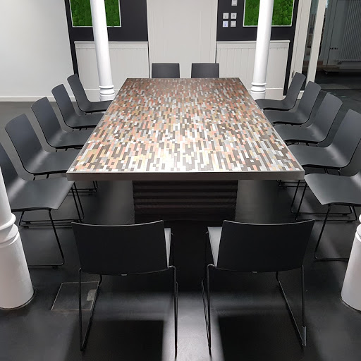 Konferenz-Hubtisch mit 14 Stühlen darum herum
